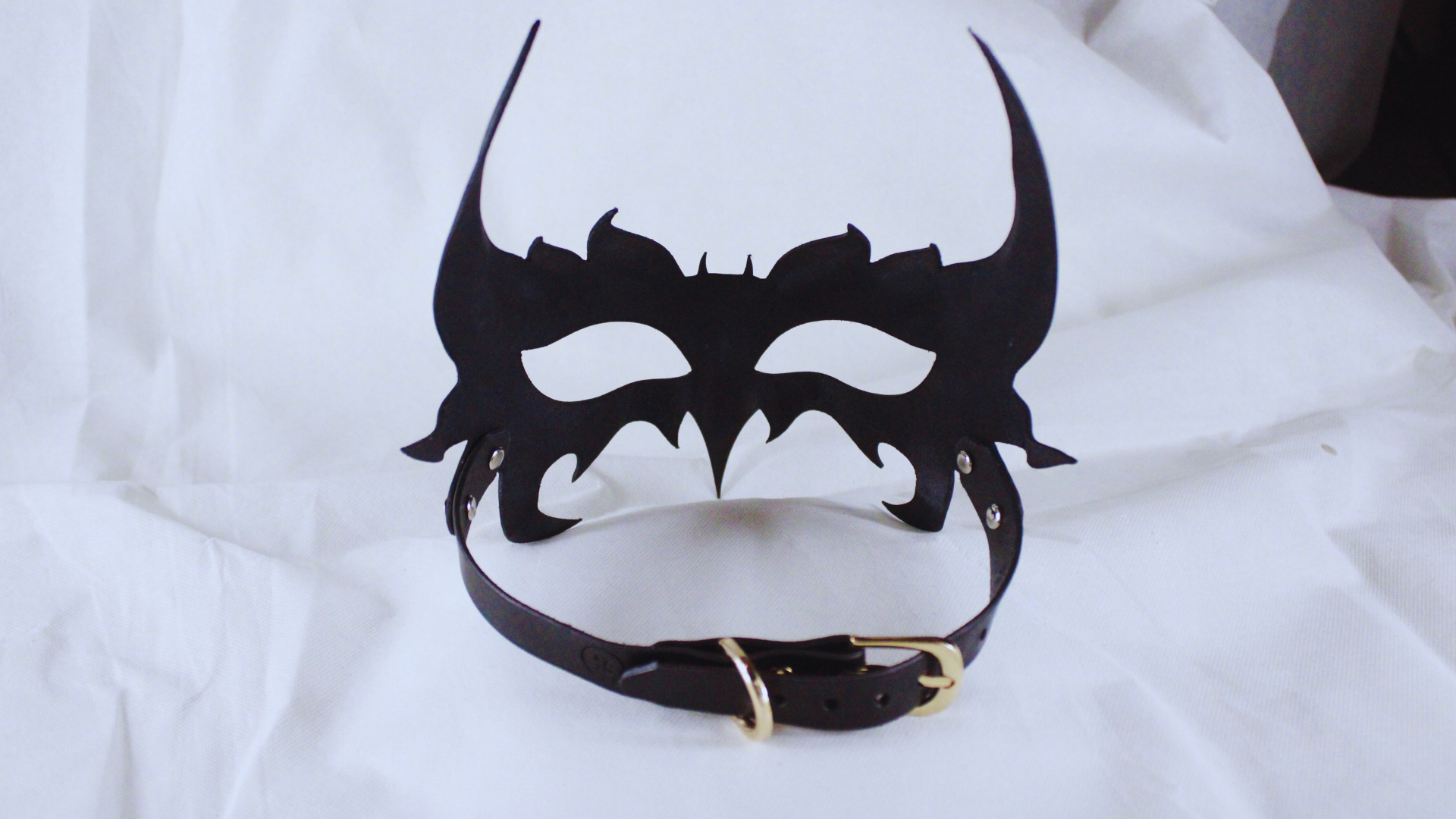 Masque Rituel en Cuir Cornu | BDSM Gothique & Mode Alternative