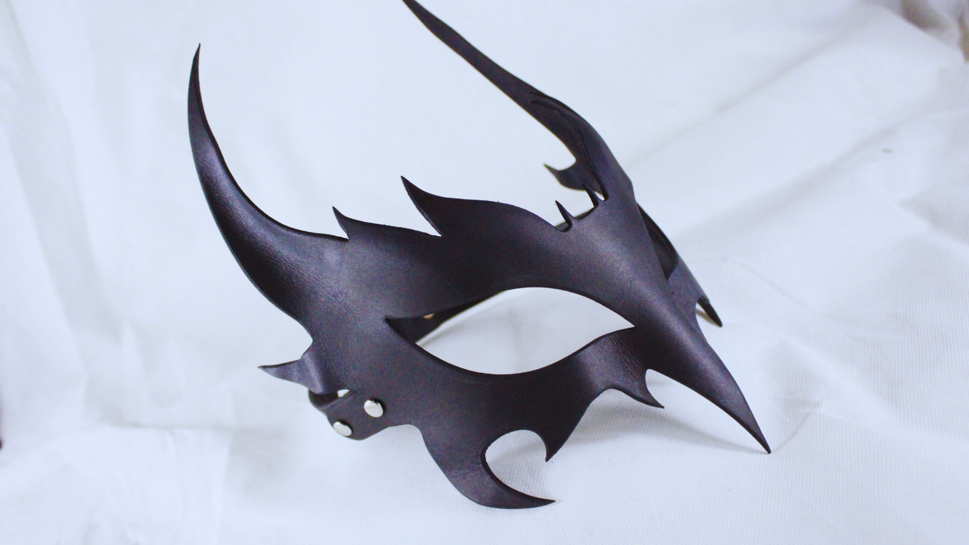 Masque Rituel en Cuir Cornu | BDSM Gothique & Mode Alternative