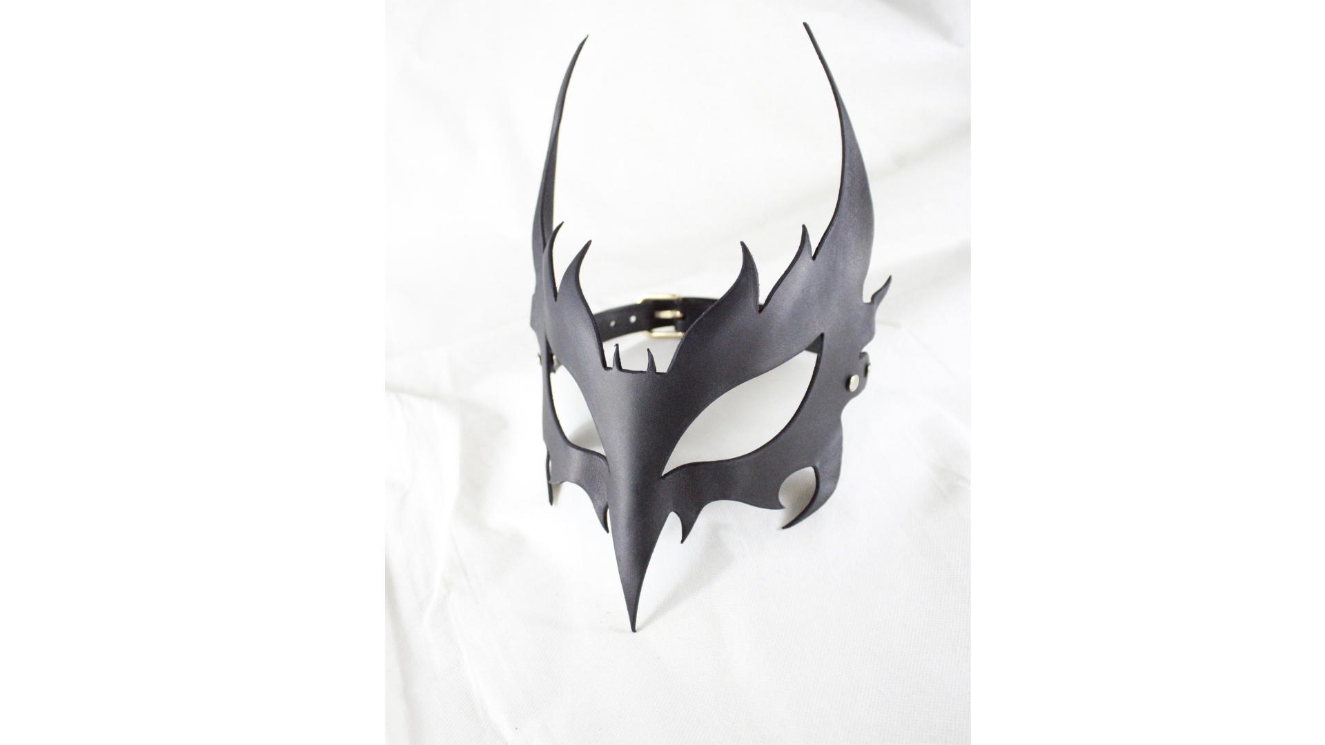 Masque Rituel en Cuir Cornu | BDSM Gothique & Mode Alternative